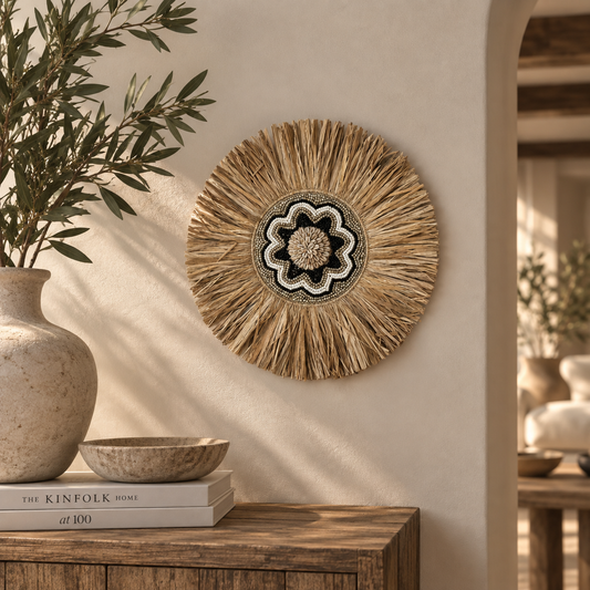 Handgemaakte raffia wanddecoratie met een bloemvormig kralenpatroon en decoratieve schelpen. Met een diameter van ca. 30 cm een sfeervolle, natuurlijke eyecatcher voor aan de wand.