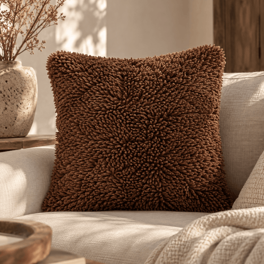 Fluffy sierkussen donkerbruin – 45x45 cm - Youna Label
