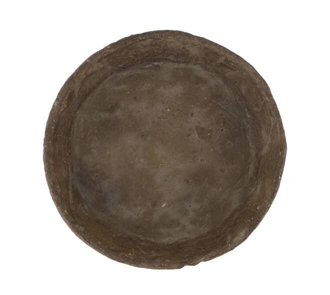 Papier-maché schaal bruin rond decoratief op tafel
