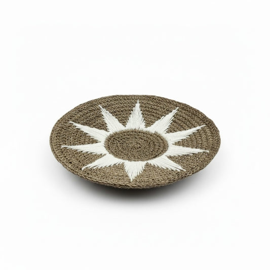 Handgemaakte wanddecoratie uit Bali met een naturel gevlochten structuur en wit zonmotief. De ronde, licht gebogen vorm en het royale formaat van 70 cm maken dit item tot een sfeervolle blikvanger aan de muur.