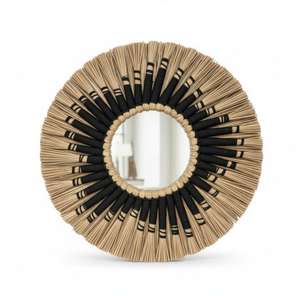 Handgemaakte Bali wandspiegel van natuurlijk vlechtwerk met zwarte details. De combinatie van naturel en zwart geeft deze Ø40 cm spiegel een warme en karaktervolle uitstraling.