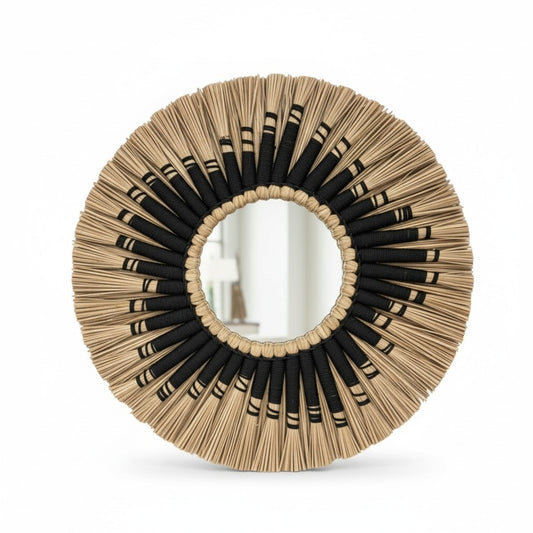 Handgemaakte Bali wandspiegel van natuurlijk vlechtwerk met zwarte details. De combinatie van naturel en zwart geeft deze Ø40 cm spiegel een warme en karaktervolle uitstraling.