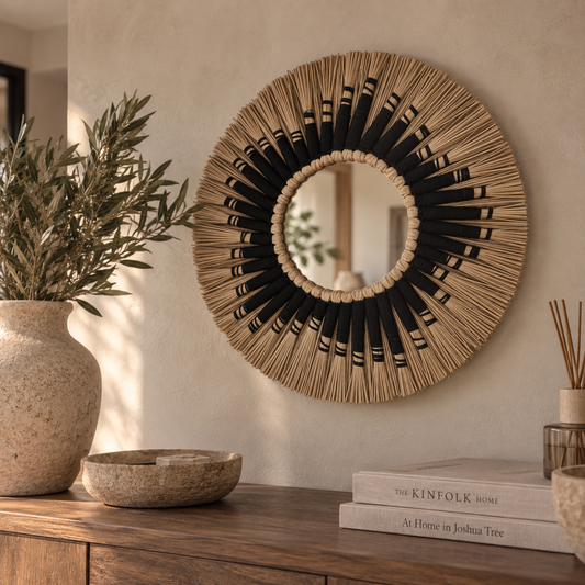 Handgemaakte Bali wandspiegel van natuurlijk vlechtwerk met zwarte details. De combinatie van naturel en zwart geeft deze Ø40 cm spiegel een warme en karaktervolle uitstraling.