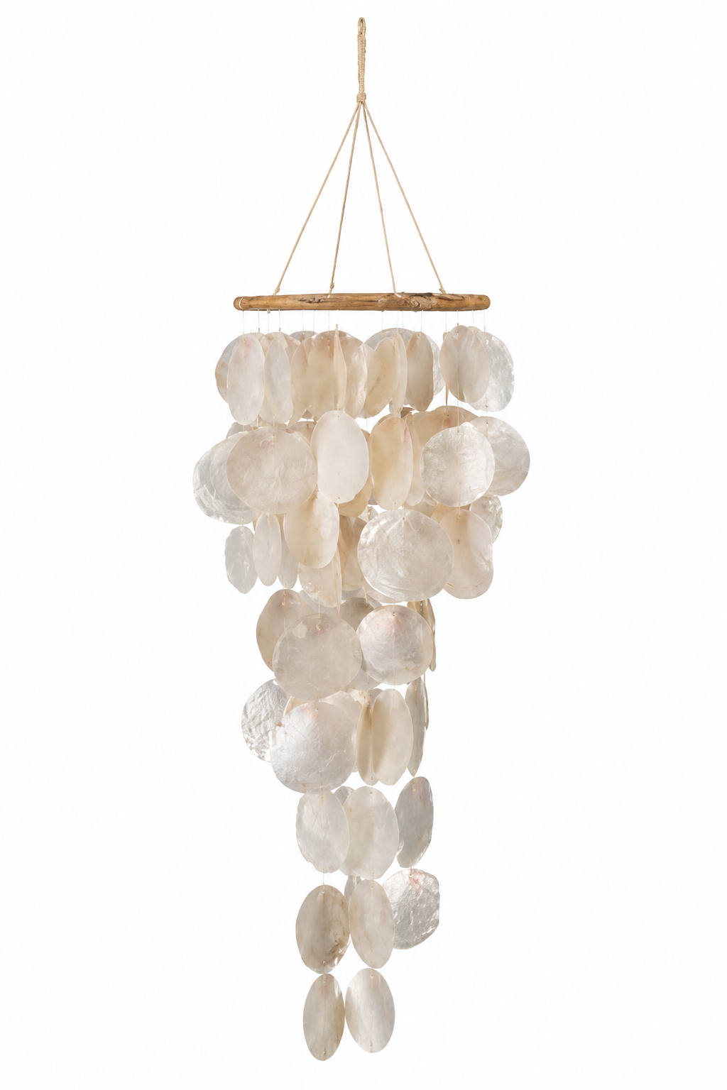 Decoratieve hanger van capiz schelpen in zachte naturel- en parelmoertinten. Met zijn formaat van 28x70 cm een luchtige en natuurlijke blikvanger voor aan de wand.