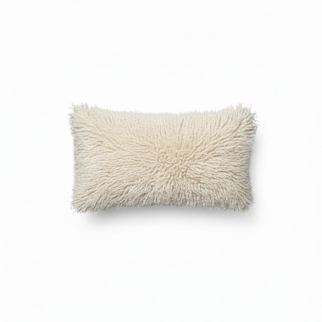 Fluffy sierkussen in een zachte crèmekleur met een volle, hoogpolige structuur. Het langwerpige formaat brengt extra warmte, zachtheid en een rustige uitstraling in je interieur.