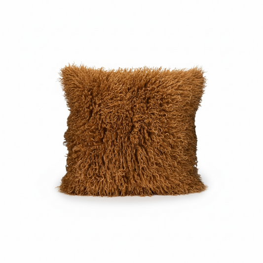 Fluffy sierkussen in een warme karameltint met een zachte, volle structuur. Een sfeervolle toevoeging aan de bank, fauteuil of het bed.