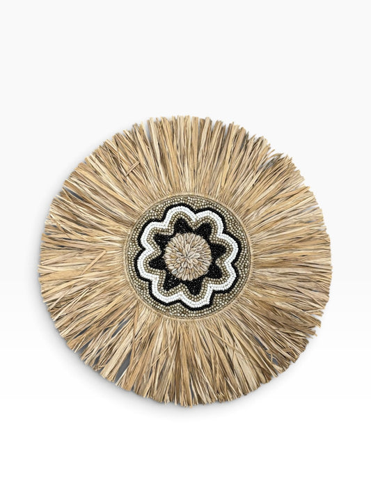 Handgemaakte raffia wanddecoratie met een bloemvormig kralenpatroon en decoratieve schelpen. Met een diameter van ca. 30 cm een sfeervolle, natuurlijke eyecatcher voor aan de wand.