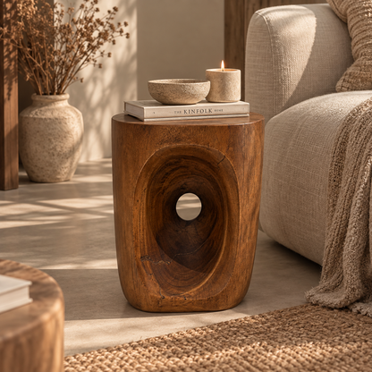 Houten bijzettafel in een warme bruine tint met een bijzondere organische uitsparing. Een compact en sculpturaal woonitem dat functionaliteit en karakter combineert.