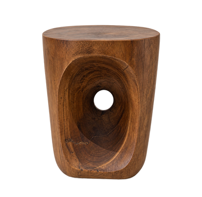 Houten bijzettafel in een warme bruine tint met een bijzondere organische uitsparing. Een compact en sculpturaal woonitem dat functionaliteit en karakter combineert.