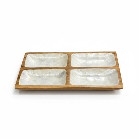 Houten serveerschaal met vier aparte vakken, ingelegd met glanzende Capiz schelpen. De combinatie van naturel hout en parelmoerachtig wit geeft de schaal een warme en luxe uitstraling.