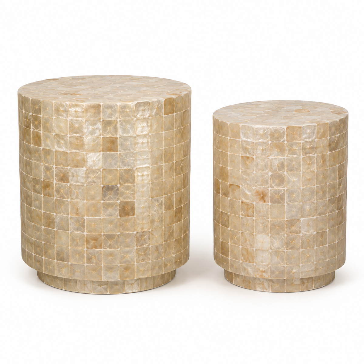Ronde bijzettafel van Capiz in mat beige, afgewerkt met een bijzonder mozaïekachtig patroon. Een tijdloze eyecatcher die warmte en karakter toevoegt aan je interieur.