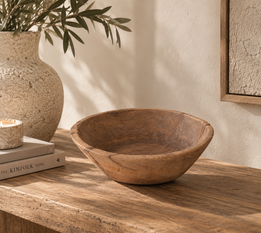 Robuuste vintage houten schaal in een warme bruine tint. De ronde, diepe vorm en natuurlijke houtstructuur maken deze schaal een sfeervolle blikvanger in je interieur.