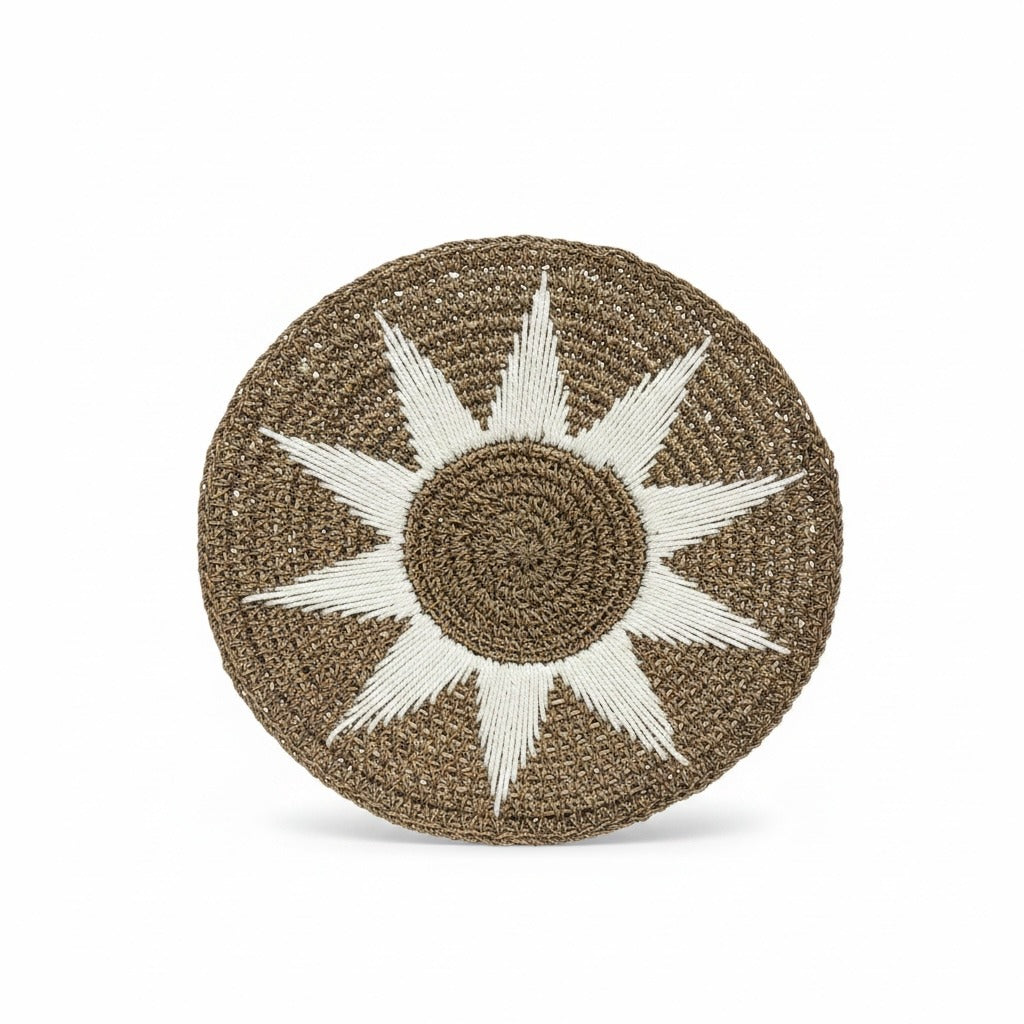 Handgemaakte wanddecoratie uit Bali met een naturel gevlochten structuur en wit zonmotief. De ronde, licht gebogen vorm en het royale formaat van 70 cm maken dit item tot een sfeervolle blikvanger aan de muur.