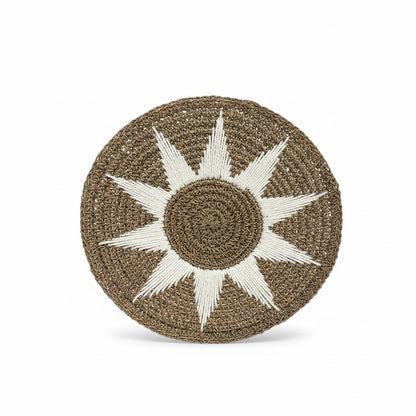 Handgemaakte wanddecoratie uit Bali met een naturel gevlochten structuur en wit zonmotief. De ronde, licht gebogen vorm en het royale formaat van 70 cm maken dit item tot een sfeervolle blikvanger aan de muur.