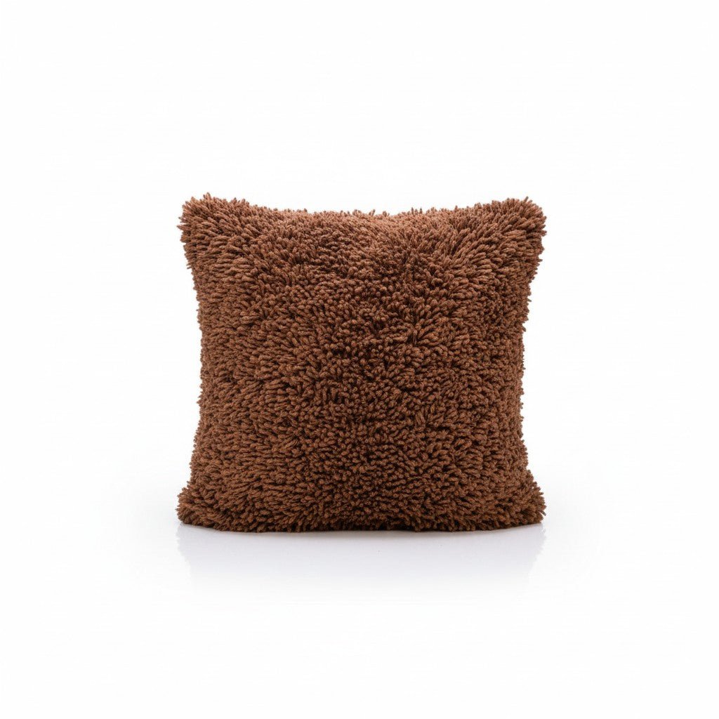 Fluffy sierkussen donkerbruin – 45x45 cm - Youna Label
