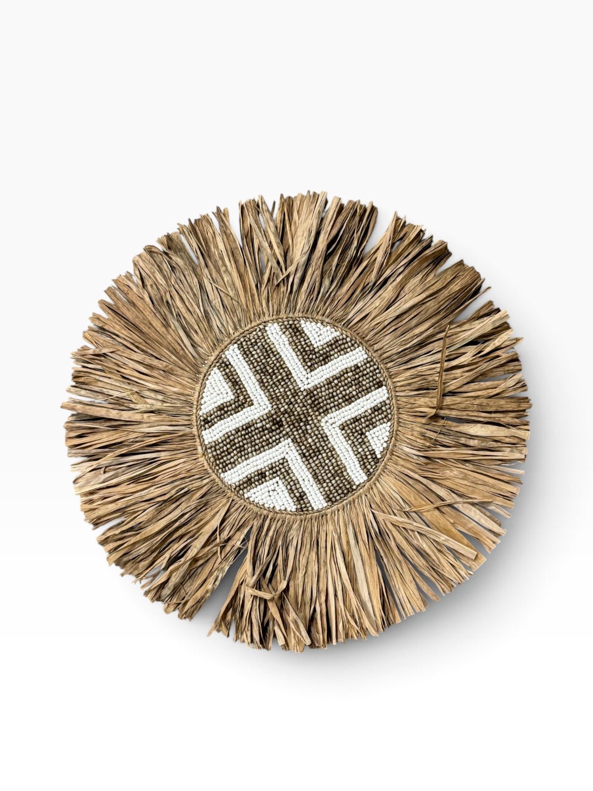 Handgemaakte raffia wanddecoratie met kralen naturel/wit – M/L - Youna Label