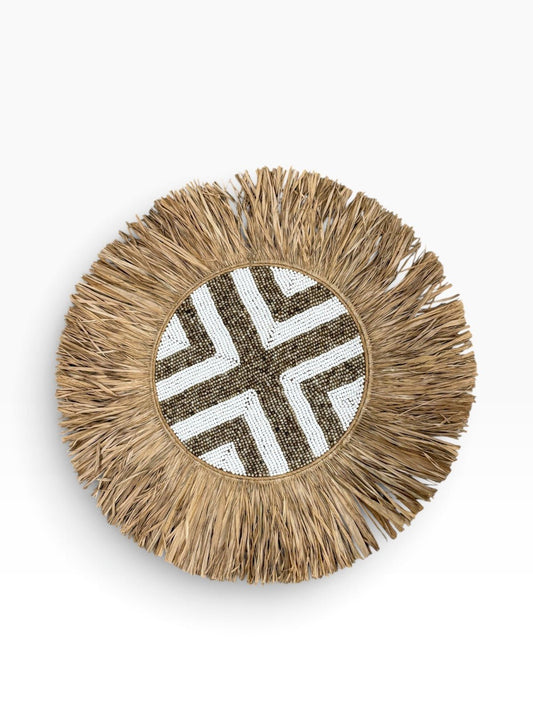 Handgemaakte raffia wanddecoratie met kralen naturel/wit – M/L - Youna Label