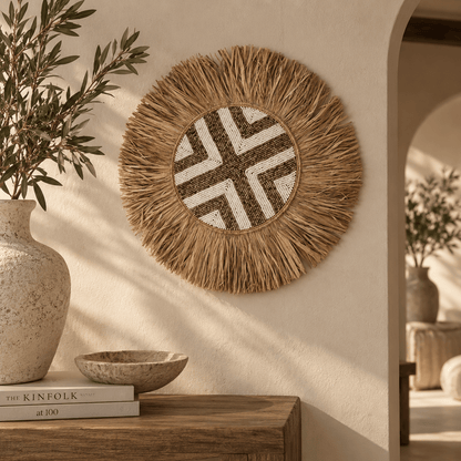 Handgemaakte raffia wanddecoratie met kralen naturel/wit – M/L - Youna Label