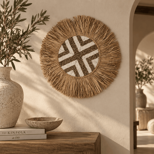 Handgemaakte raffia wanddecoratie met kralen naturel/wit – M/L - Youna Label