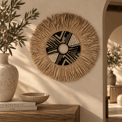 Handgemaakte raffia wanddecoratie met kralen & schelpen zwart/naturel – M/L - Youna Label