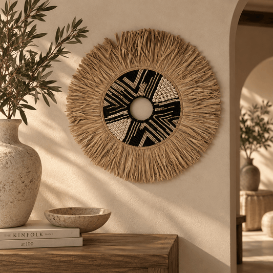 Handgemaakte raffia wanddecoratie met kralen & schelpen zwart/naturel – M/L - Youna Label