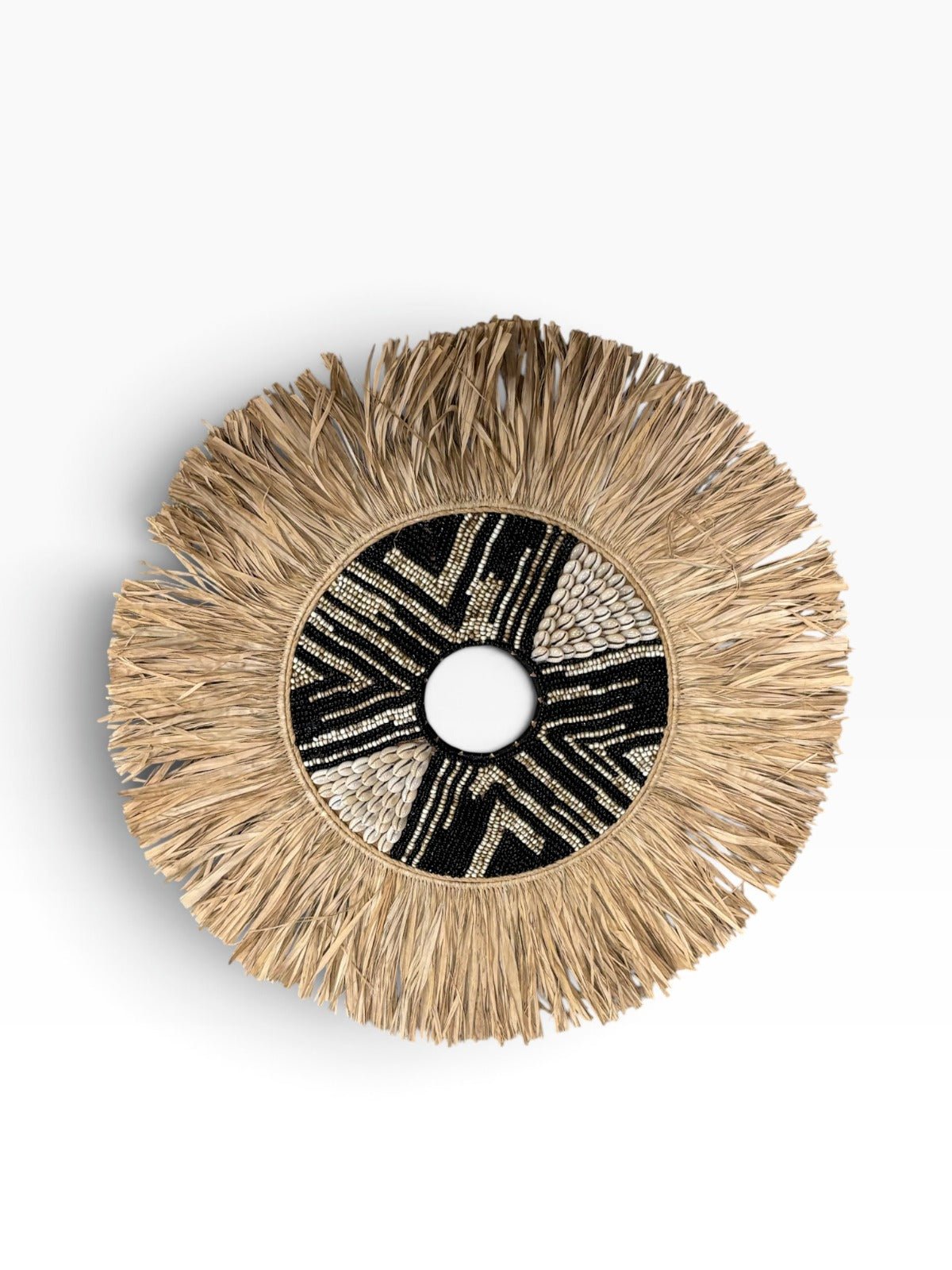Handgemaakte raffia wanddecoratie met kralen & schelpen zwart/naturel – M/L - Youna Label