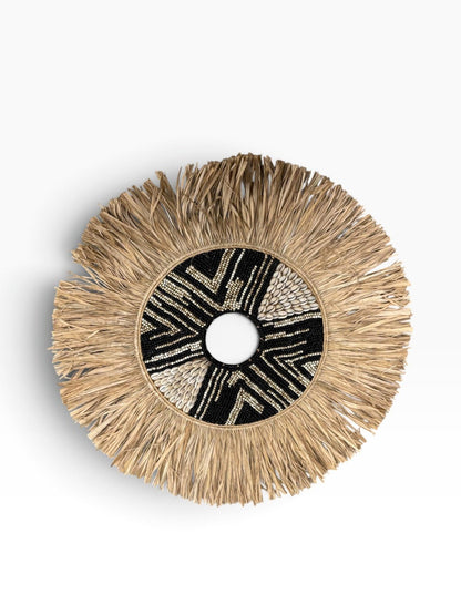 Handgemaakte raffia wanddecoratie met kralen & schelpen zwart/naturel – M/L - Youna Label