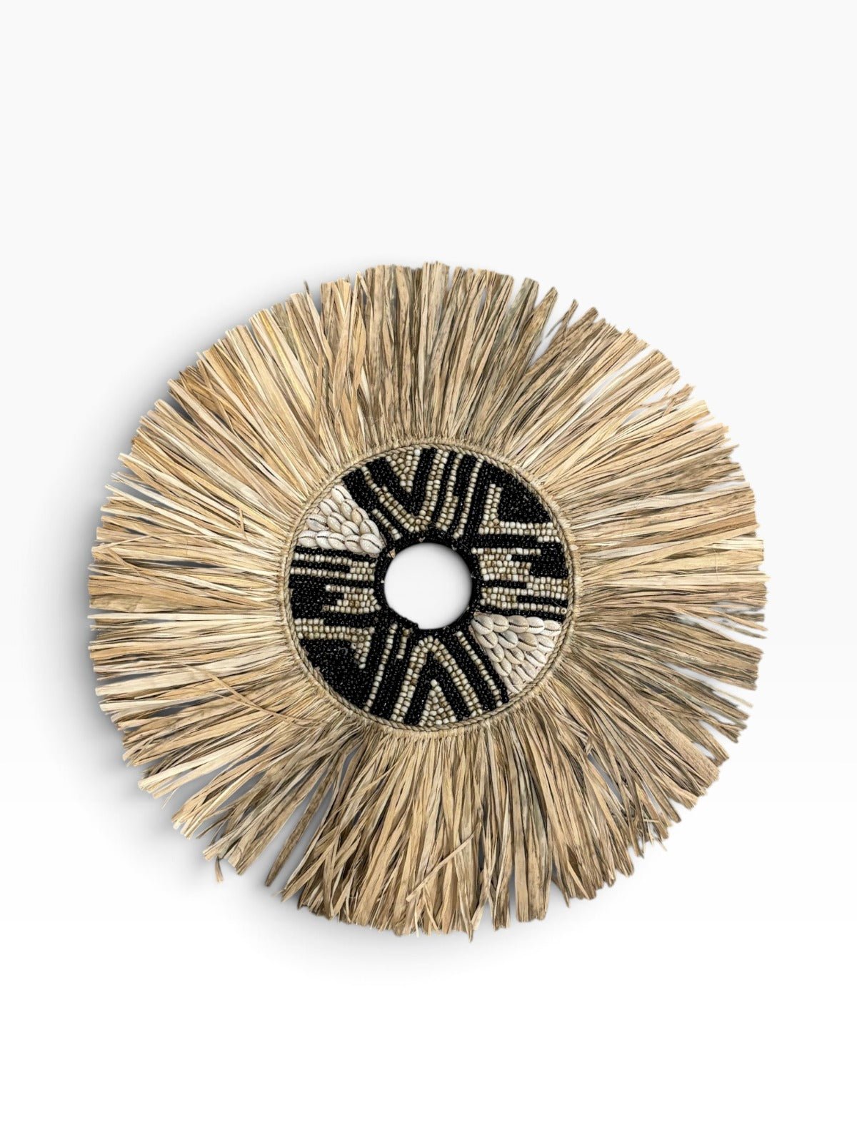 Handgemaakte raffia wanddecoratie met kralen & schelpen zwart/naturel – M/L - Youna Label