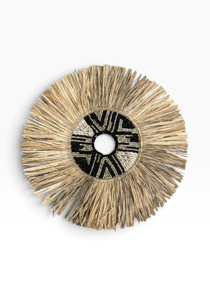 Handgemaakte raffia wanddecoratie met kralen & schelpen zwart/naturel – M/L - Youna Label