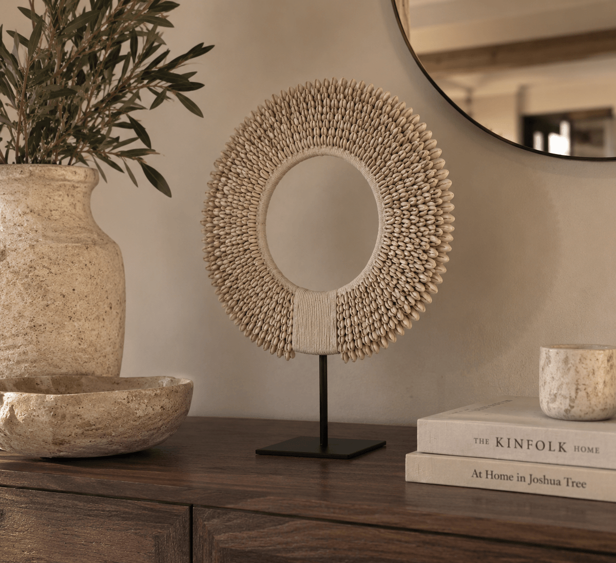 Schelpenornament Papua op standaard beige – 30 cm - Youna Label