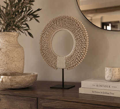 Schelpenornament Papua op standaard beige – 30 cm - Youna Label