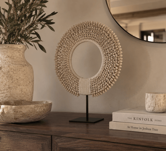 Schelpenornament Papua op standaard beige – 30 cm - Youna Label
