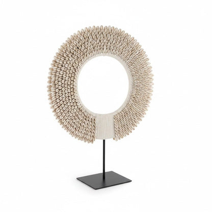 Schelpenornament Papua op standaard beige – 30 cm - Youna Label