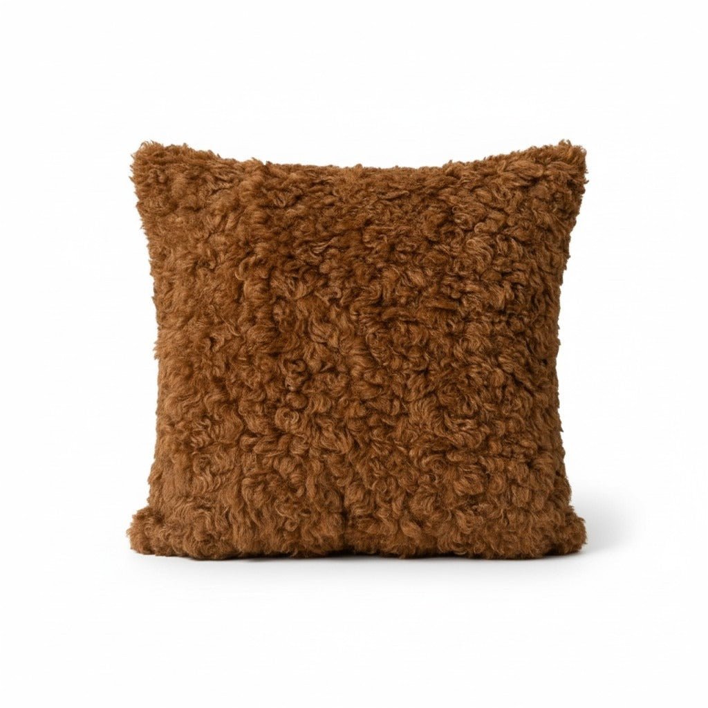 Sierkussen bruin met fluffy rand – 45x45 cm - Youna Label